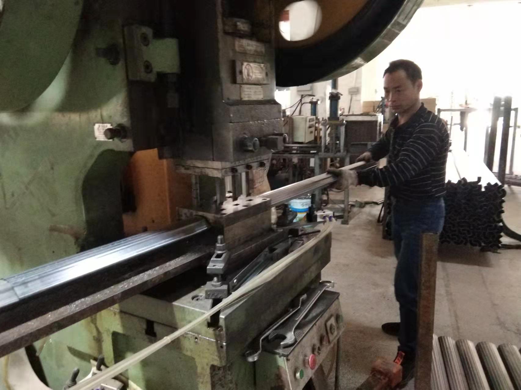 為什么選鐵床生產廠家要選振華家具？