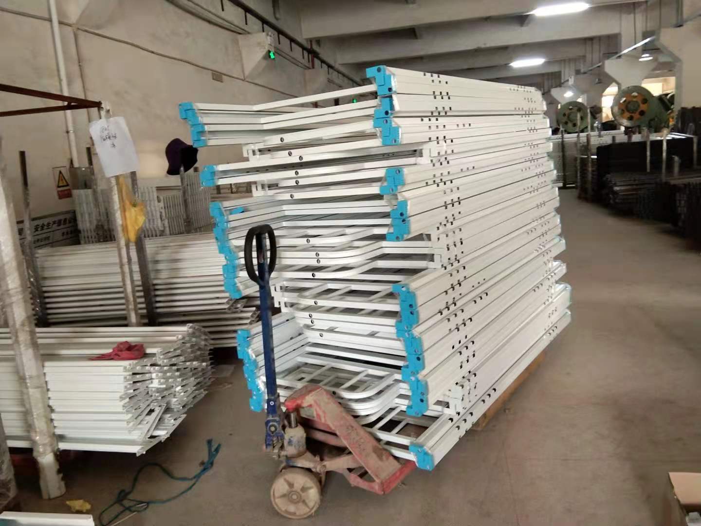 署假之際，我們正在做學校宿舍雙層鐵床！